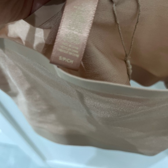 Skims size small - Picture 3 of 4